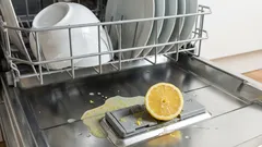 Să adaugi lămâie în mașina de spălat vase: de ce este recomandat acest lucru și ce efect are asupra vaselor.