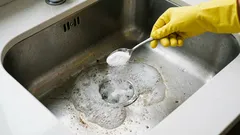 Miros neplăcut din canalizarea din bucătărie sau baie? O soluție simplă pe care o poți pune în practică acasă și care, de obicei, durează doar câteva minute.